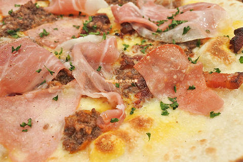 限定ピザのバチナーラは売り切れ必至「俺のフレンチ・イタリアン」大阪メトロなんば駅